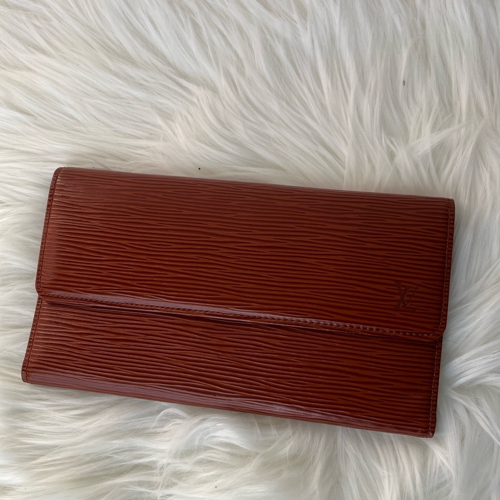 Louis Vuitton Epi long wallet in burnt sienna color in EUC CA0924
